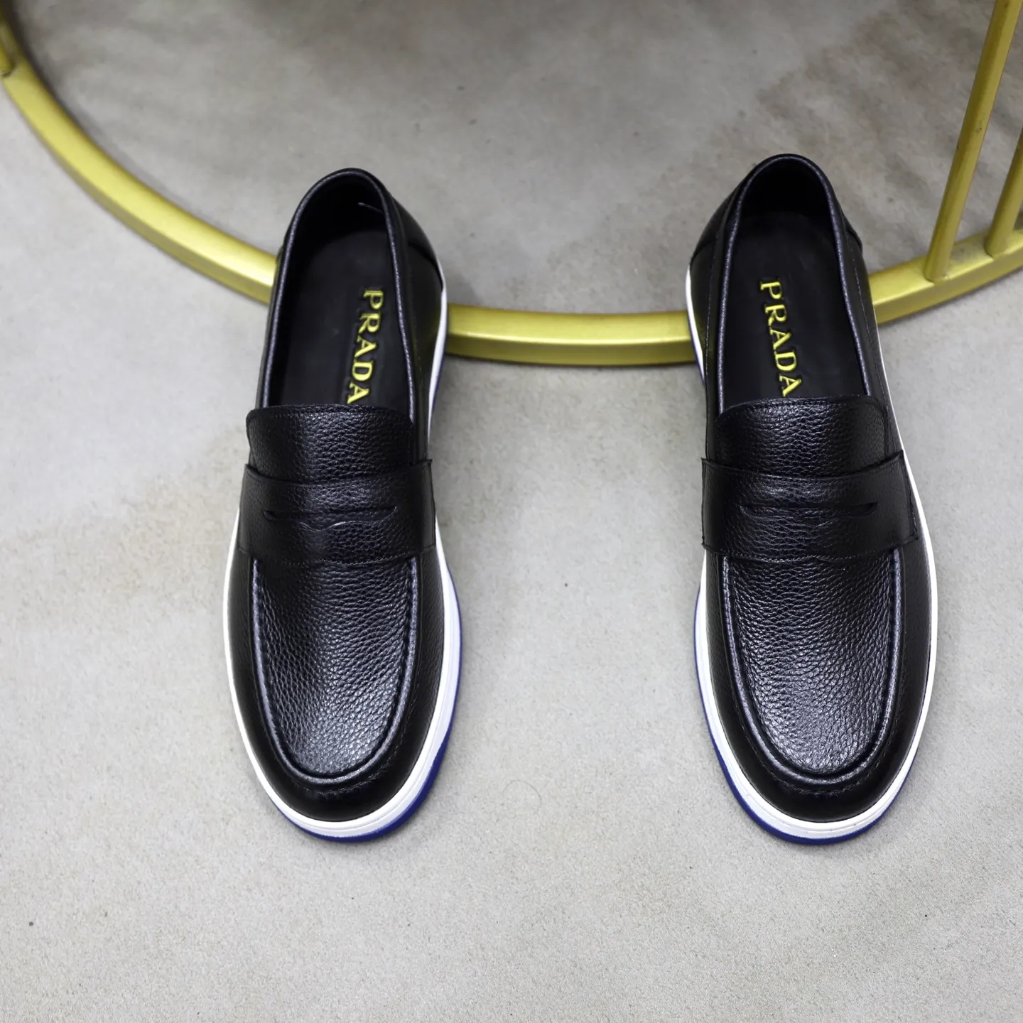 Factory price: 💰640 Prada classic men’s lace-up casual shoes | Imported cowhide upper | Upper stitching layered design, light and breathable | Soft and comfortable | Decorated with PRADA letters on the side | Distinctive sports style, showing the brand style | Lightweight concave and convex pattern rubber soles | Matched with cowhide foot pad lining | Excellent foot feel, fashionable and elegant | Size: 38-44 (45 customized)